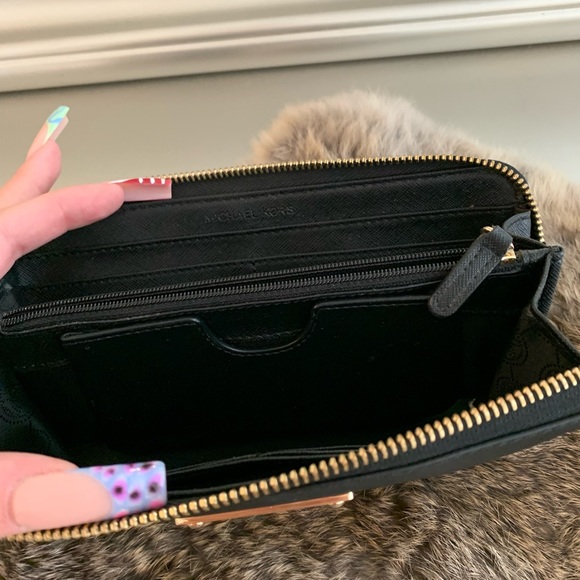 Michael kors women’s long zipper wallet (OG $ ~ 150) - Picture 3 of 3